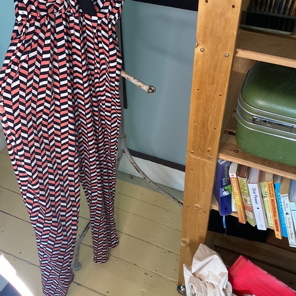 Very Cute Pink White and Black jumpsuit - Picture 5 of 9